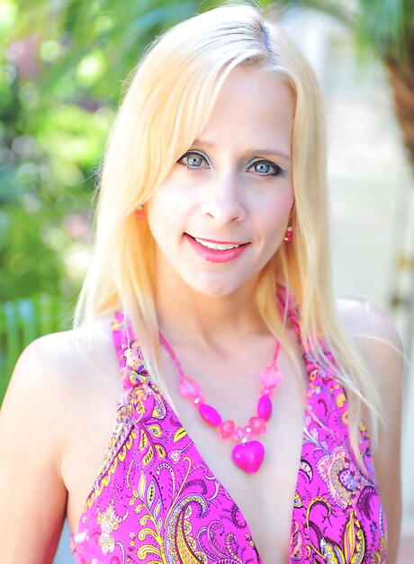 Sultry american mature Payton Leigh shows small tits and spreads her legs outdoor