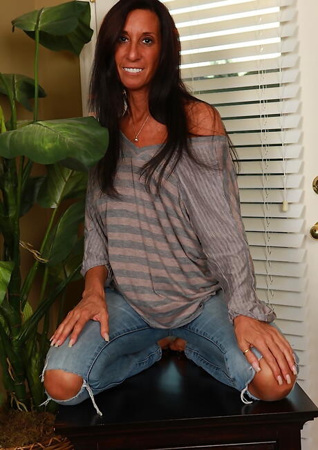 Sexy brunette aged Susie bares big knockers and bald pussy 